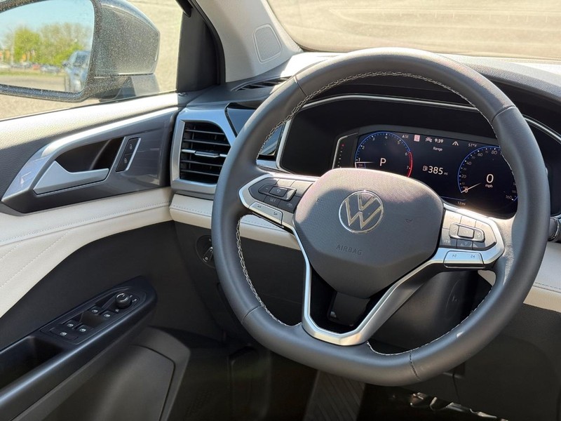 Volkswagen Taos Vehicle Full-screen Gallery Image 9