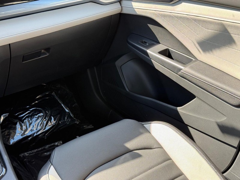 Volkswagen Taos Vehicle Full-screen Gallery Image 10