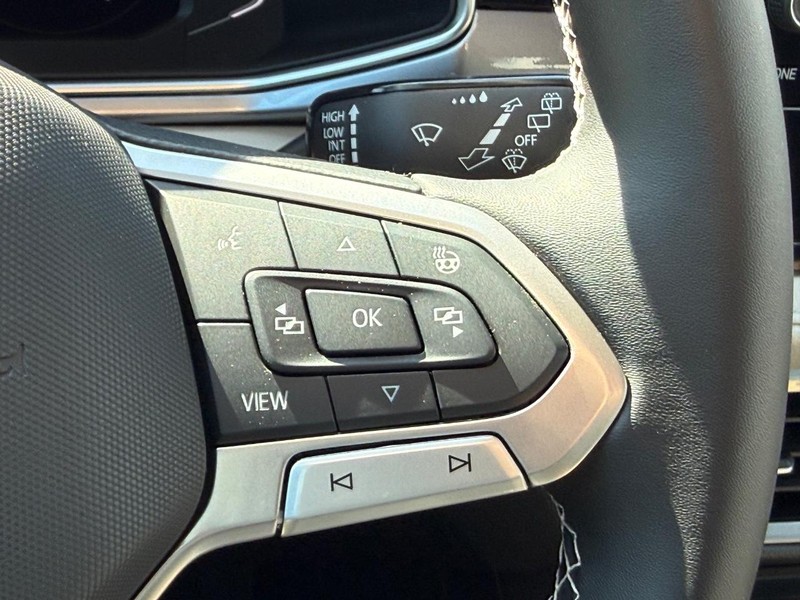 Volkswagen Taos Vehicle Full-screen Gallery Image 12