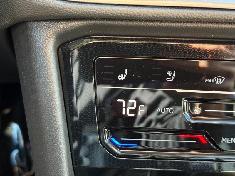 Volkswagen Taos Vehicle Full-screen Gallery Image 14