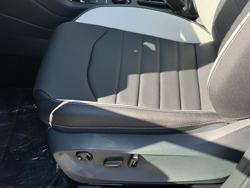 Volkswagen Taos Vehicle Full-screen Gallery Image 16