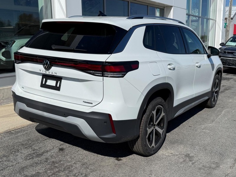 Volkswagen Tiguan Vehicle Full-screen Gallery Image 3
