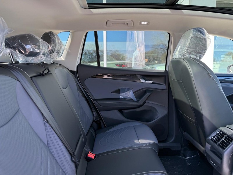 Volkswagen Tiguan Vehicle Full-screen Gallery Image 4