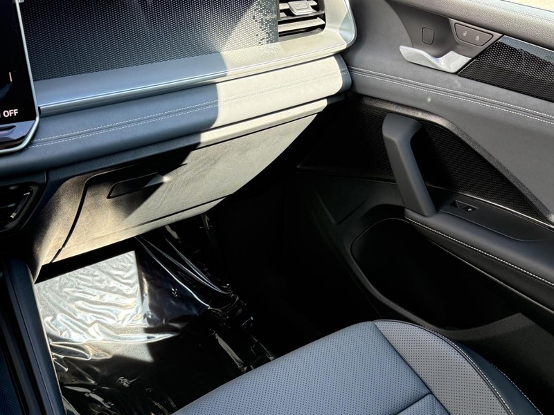 Volkswagen Tiguan Vehicle Full-screen Gallery Image 8