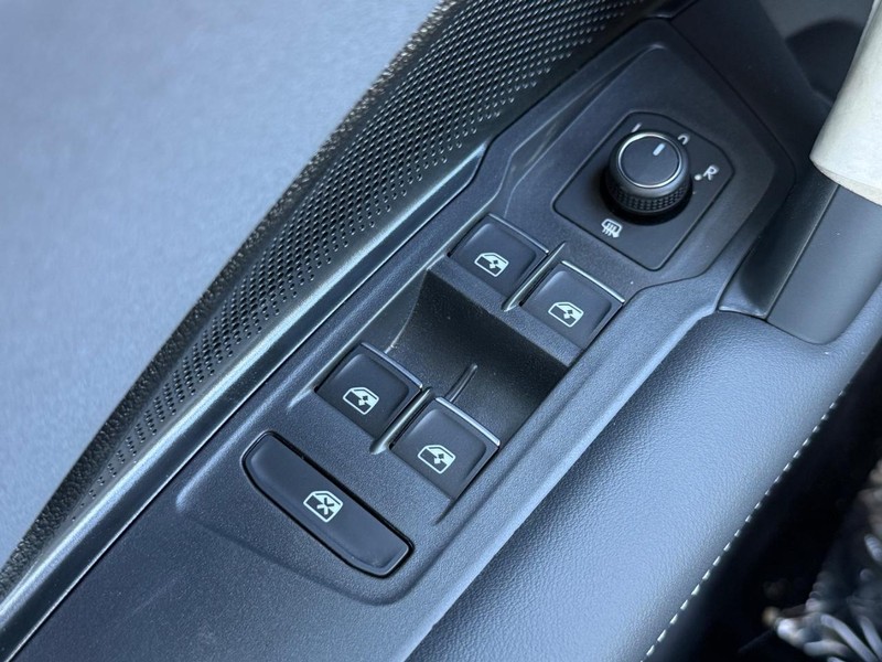 Volkswagen Tiguan Vehicle Full-screen Gallery Image 14