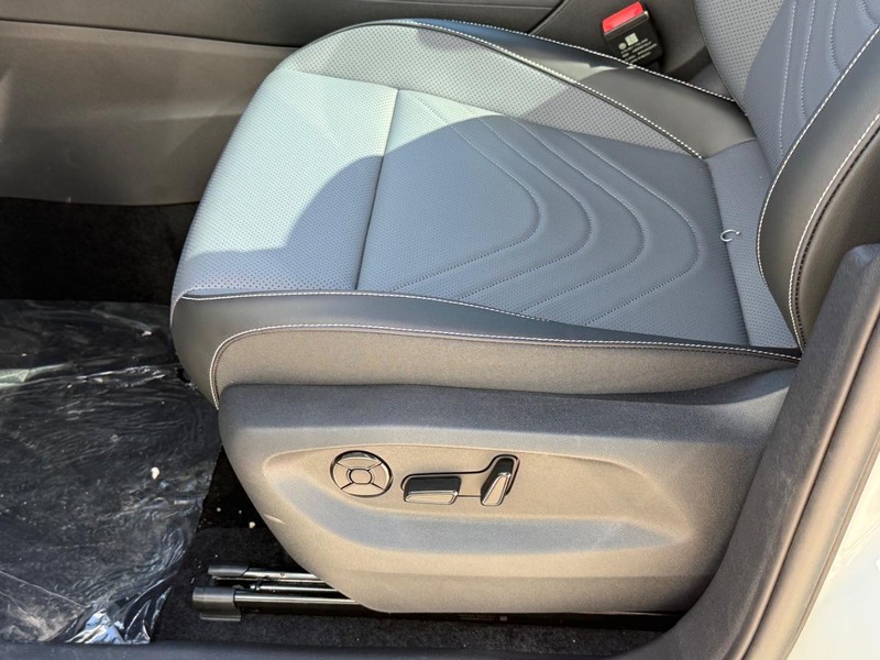 Volkswagen Tiguan Vehicle Full-screen Gallery Image 15