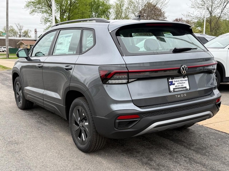 Volkswagen Taos Vehicle Full-screen Gallery Image 3