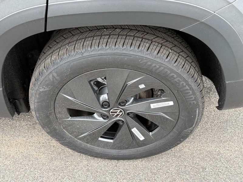 Volkswagen Taos Vehicle Full-screen Gallery Image 4