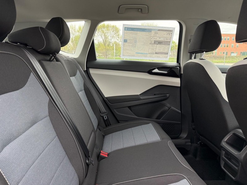 Volkswagen Taos Vehicle Full-screen Gallery Image 5