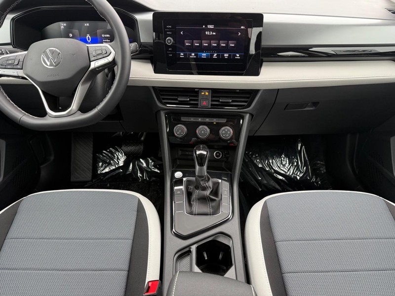 Volkswagen Taos Vehicle Full-screen Gallery Image 6