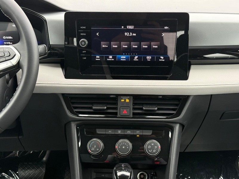 Volkswagen Taos Vehicle Full-screen Gallery Image 7