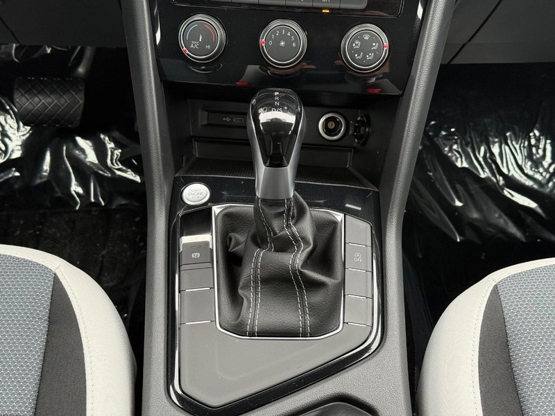 Volkswagen Taos Vehicle Full-screen Gallery Image 8