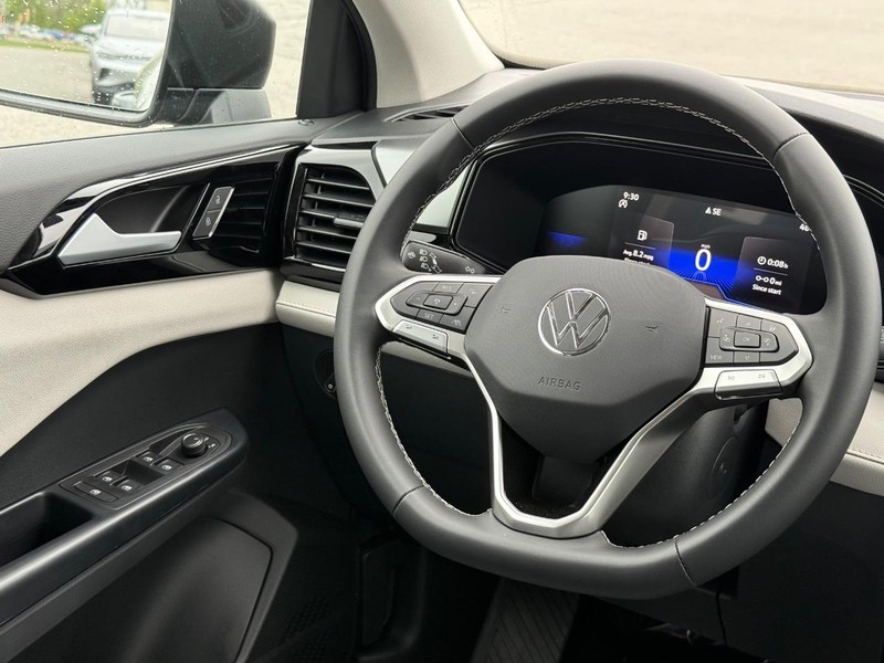 Volkswagen Taos Vehicle Full-screen Gallery Image 9