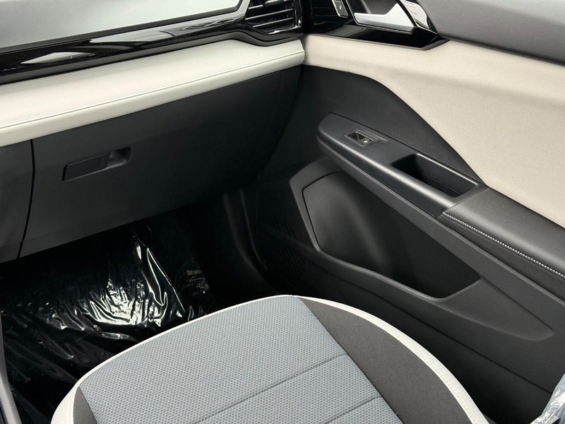Volkswagen Taos Vehicle Full-screen Gallery Image 10