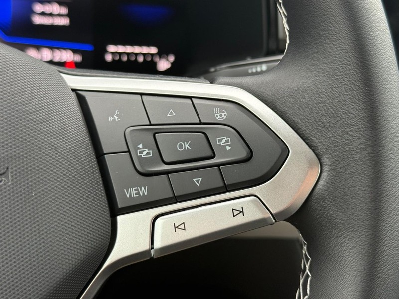Volkswagen Taos Vehicle Full-screen Gallery Image 12
