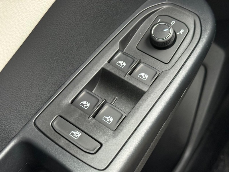 Volkswagen Taos Vehicle Full-screen Gallery Image 14