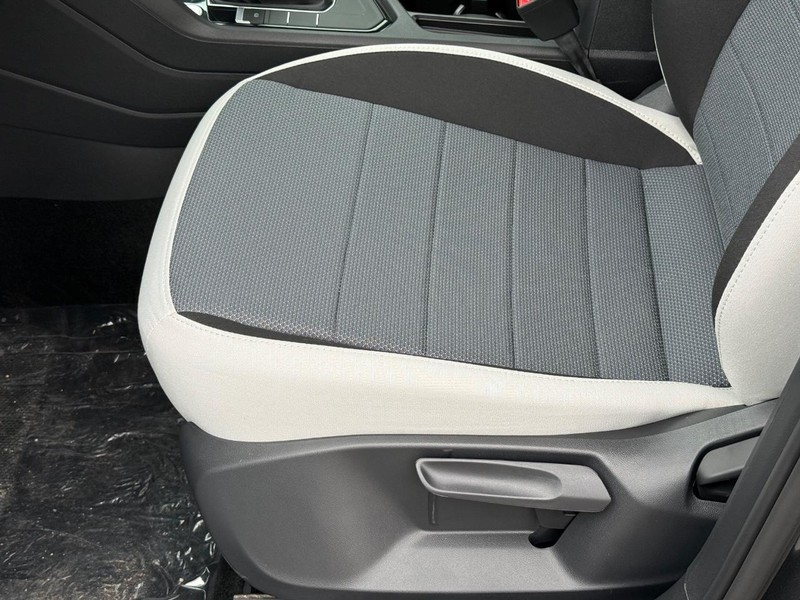 Volkswagen Taos Vehicle Full-screen Gallery Image 15