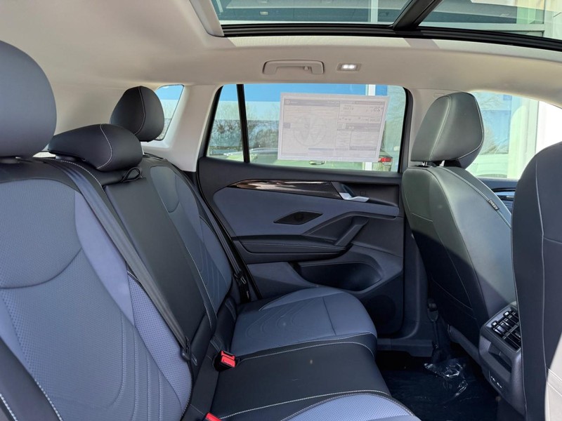 Volkswagen Tiguan Vehicle Full-screen Gallery Image 5