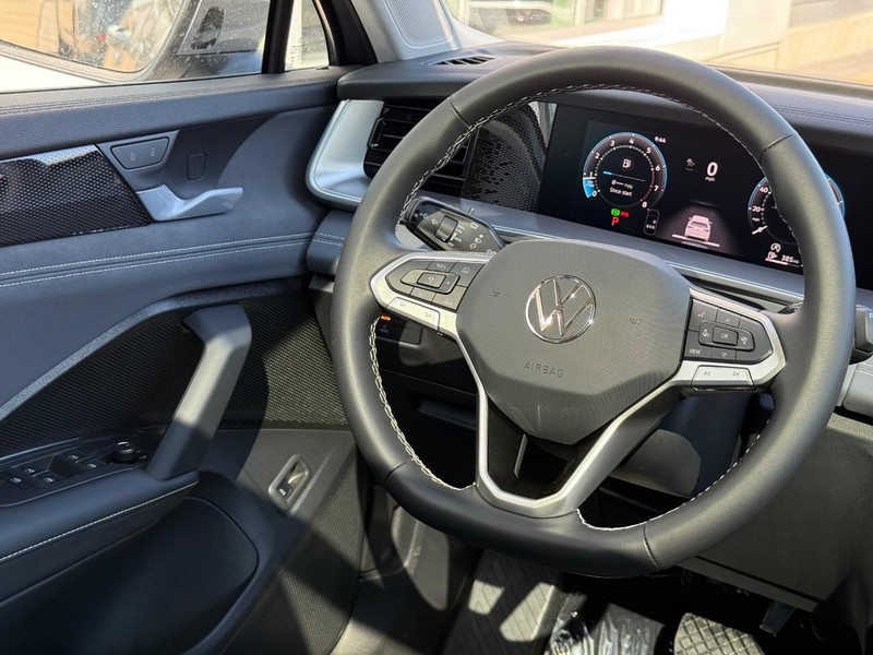 Volkswagen Tiguan Vehicle Full-screen Gallery Image 8