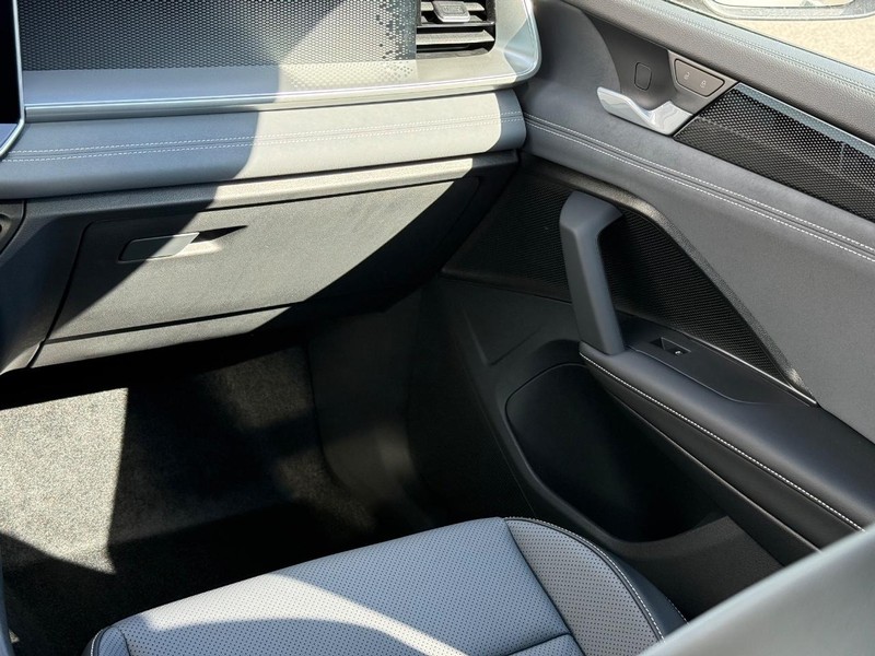 Volkswagen Tiguan Vehicle Full-screen Gallery Image 9