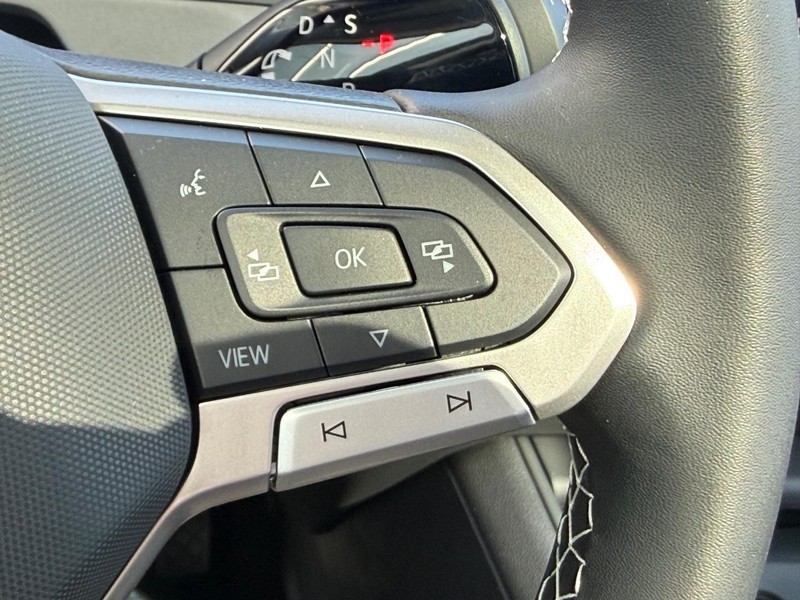Volkswagen Tiguan Vehicle Full-screen Gallery Image 11