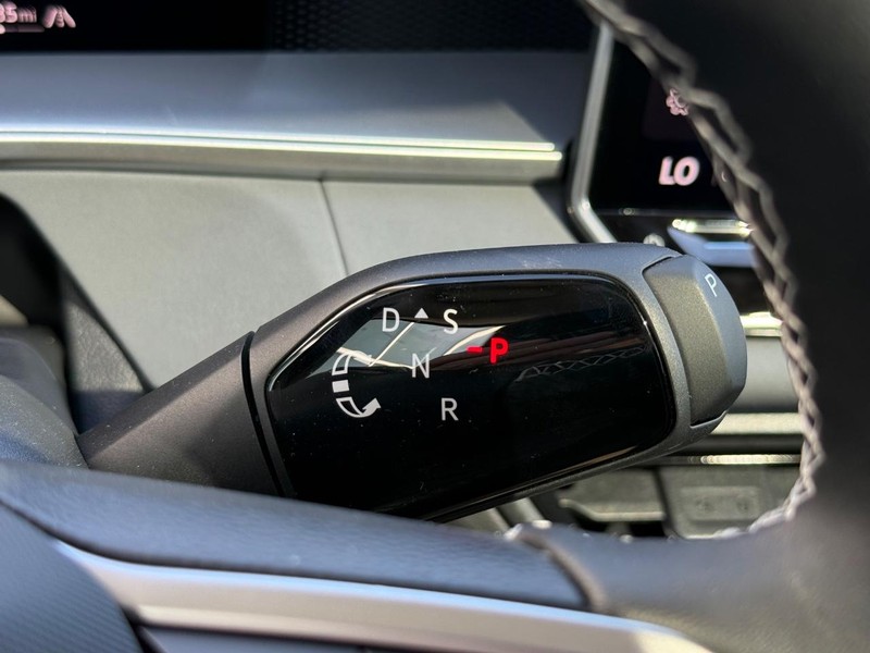 Volkswagen Tiguan Vehicle Full-screen Gallery Image 12