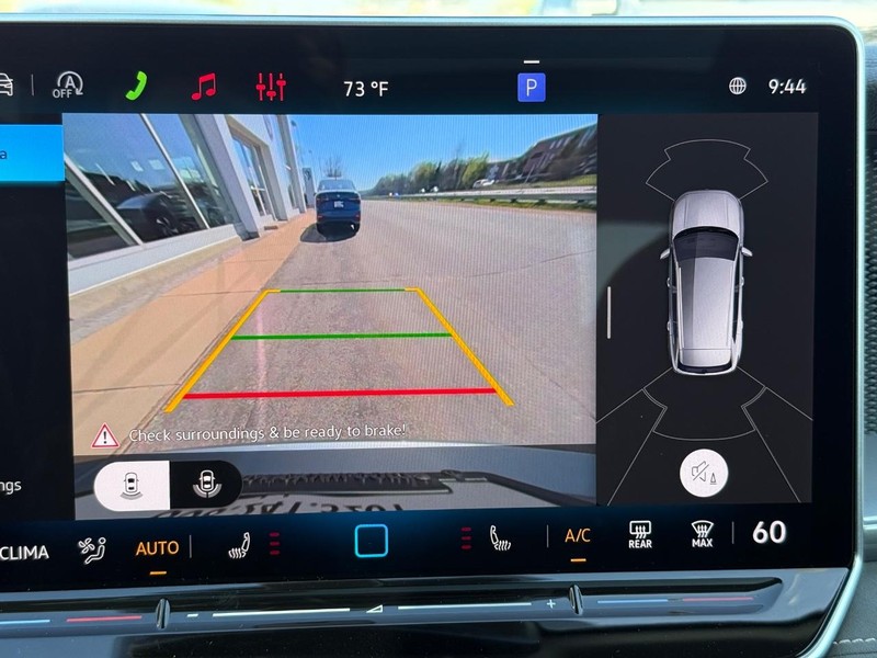 Volkswagen Tiguan Vehicle Full-screen Gallery Image 13