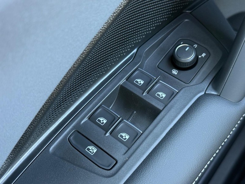 Volkswagen Tiguan Vehicle Full-screen Gallery Image 14