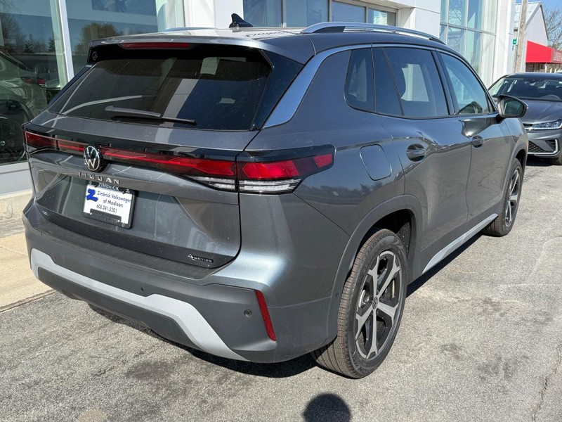 Volkswagen Tiguan Vehicle Full-screen Gallery Image 3