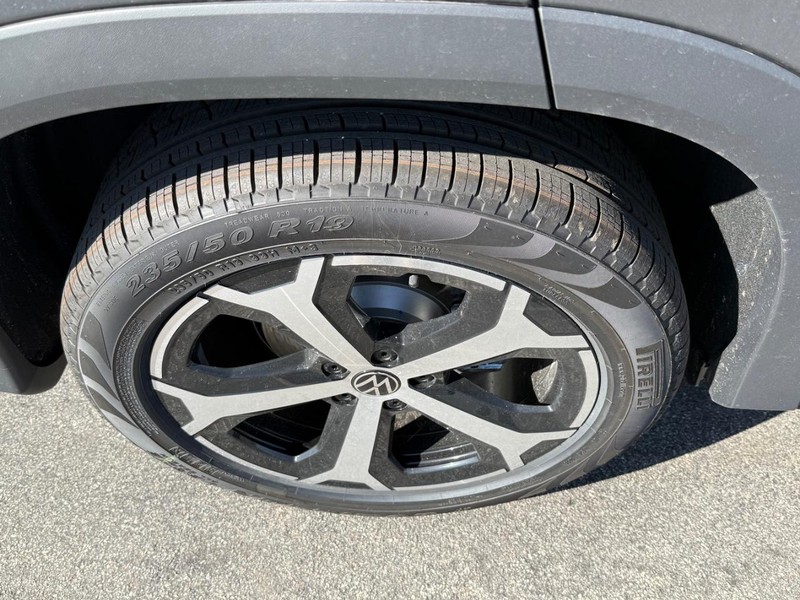 Volkswagen Tiguan Vehicle Full-screen Gallery Image 4