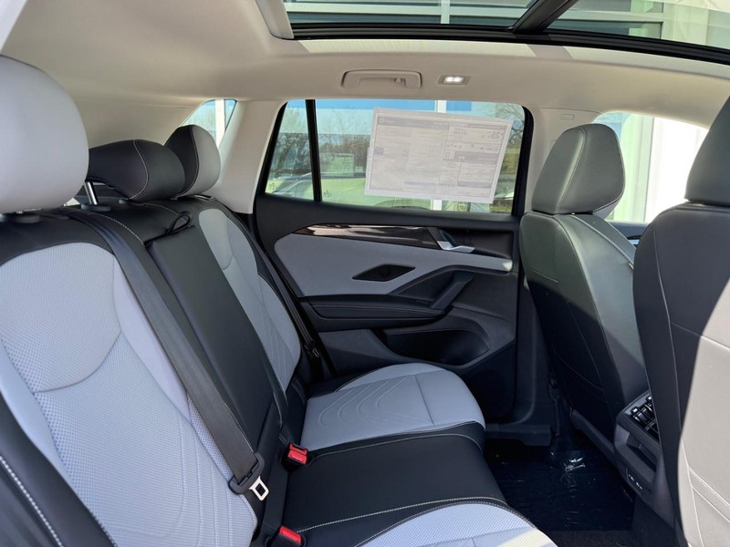 Volkswagen Tiguan Vehicle Full-screen Gallery Image 5
