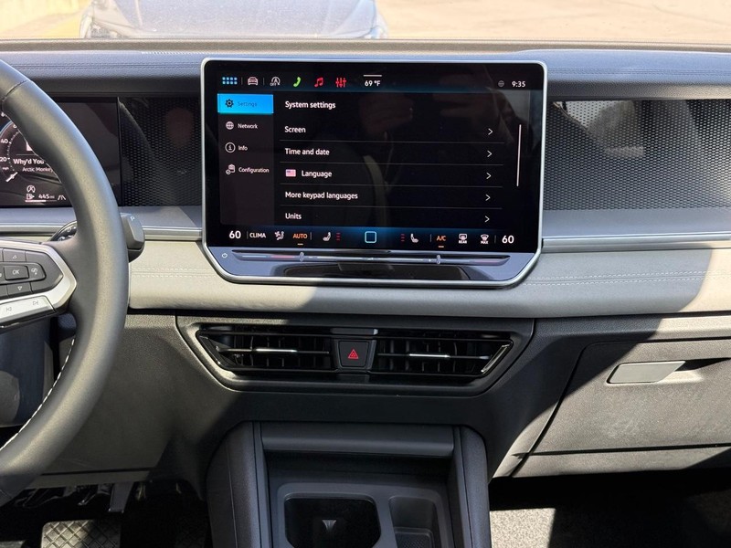 Volkswagen Tiguan Vehicle Full-screen Gallery Image 7