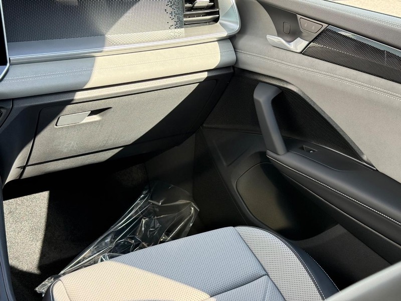 Volkswagen Tiguan Vehicle Full-screen Gallery Image 9