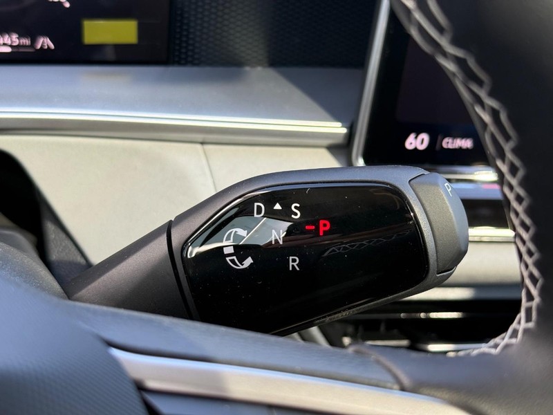 Volkswagen Tiguan Vehicle Full-screen Gallery Image 12