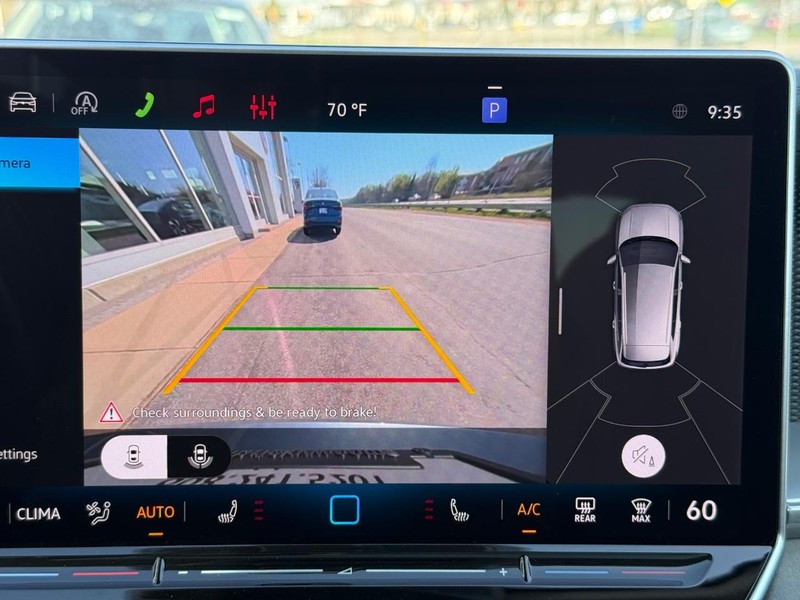 Volkswagen Tiguan Vehicle Full-screen Gallery Image 13
