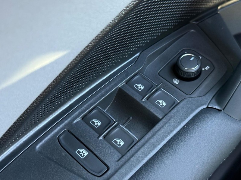 Volkswagen Tiguan Vehicle Full-screen Gallery Image 15