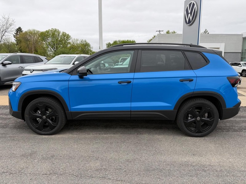 Volkswagen Taos Vehicle Full-screen Gallery Image 2
