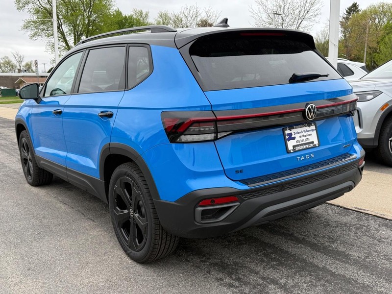 Volkswagen Taos Vehicle Full-screen Gallery Image 3