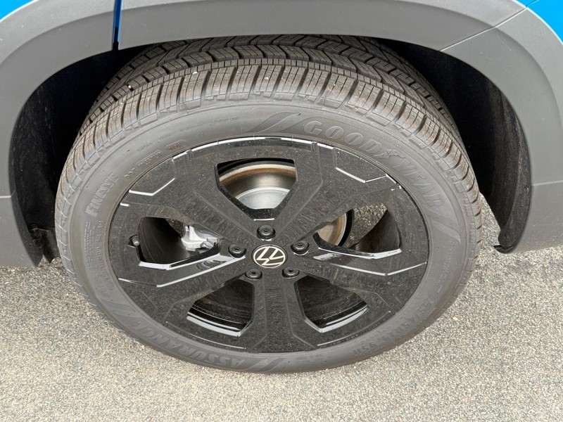 Volkswagen Taos Vehicle Full-screen Gallery Image 4