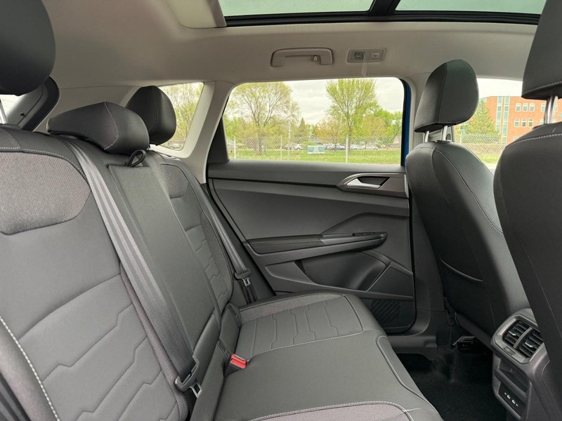 Volkswagen Taos Vehicle Full-screen Gallery Image 5