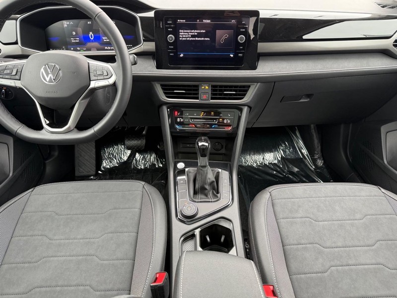 Volkswagen Taos Vehicle Full-screen Gallery Image 6