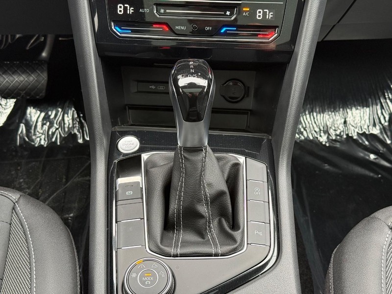 Volkswagen Taos Vehicle Full-screen Gallery Image 8