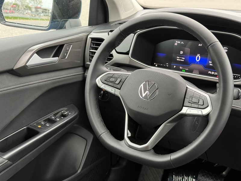 Volkswagen Taos Vehicle Full-screen Gallery Image 9