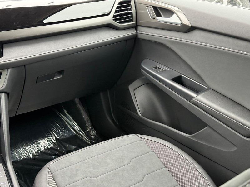 Volkswagen Taos Vehicle Full-screen Gallery Image 10