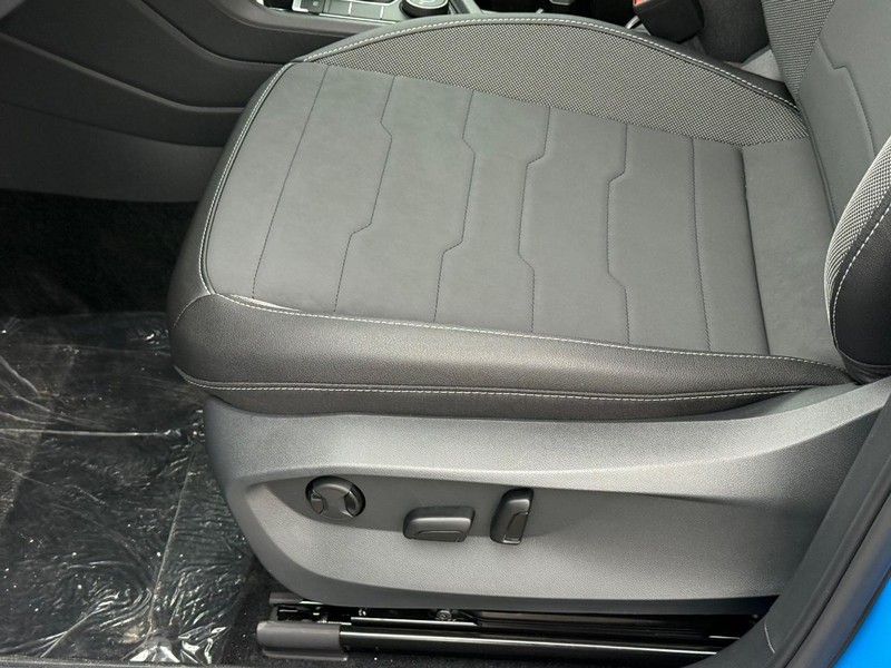 Volkswagen Taos Vehicle Full-screen Gallery Image 16