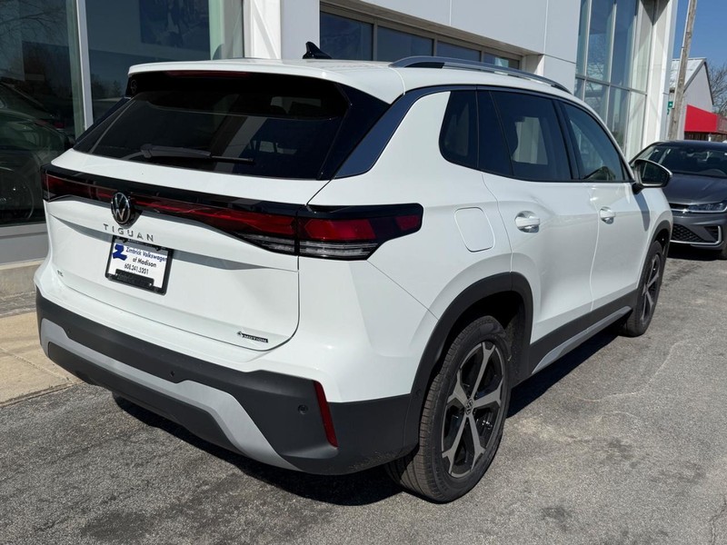 Volkswagen Tiguan Vehicle Full-screen Gallery Image 3