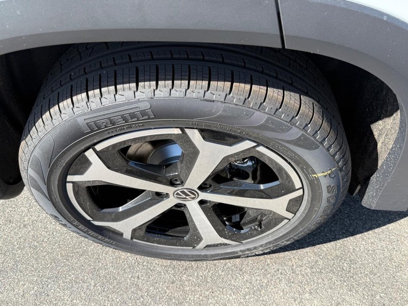 Volkswagen Tiguan Vehicle Full-screen Gallery Image 4
