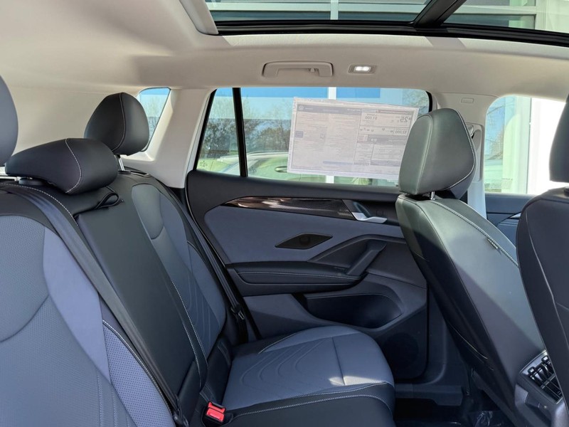 Volkswagen Tiguan Vehicle Full-screen Gallery Image 5