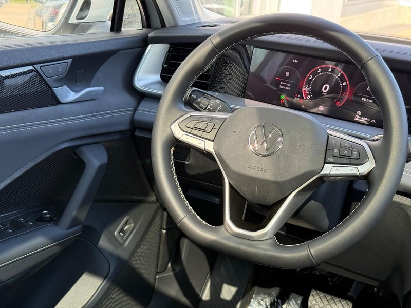 Volkswagen Tiguan Vehicle Full-screen Gallery Image 8