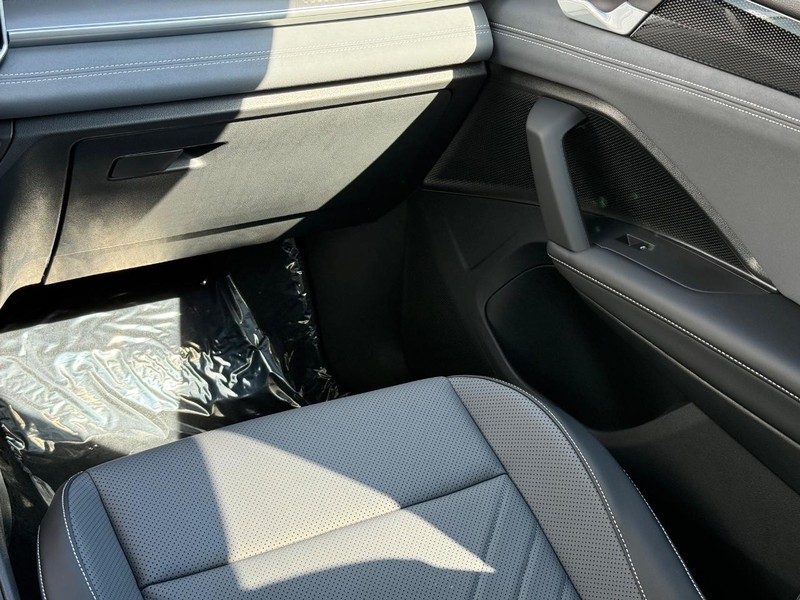 Volkswagen Tiguan Vehicle Full-screen Gallery Image 9